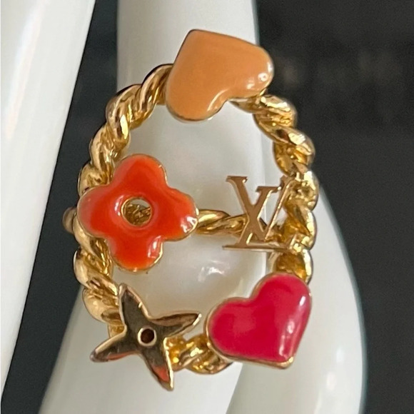 LOUIS VUITTON
Enamel Gold Sweet Monogram Cocktail Ring - Picture 2 of 10